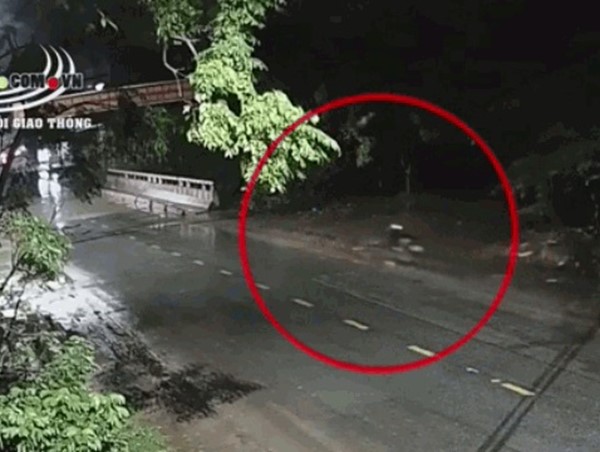 Tự tông xe máy vào thành cầu, nam thanh niên tử vong trong đêm