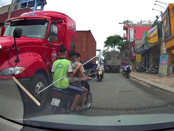 Gia Lâm: Nhóm thanh niên cầm hung khí gây rối trật tự công cộng