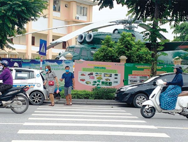 [Điểm nóng giao thông] Điểm tập kết xe rác cản lối người đi bộ