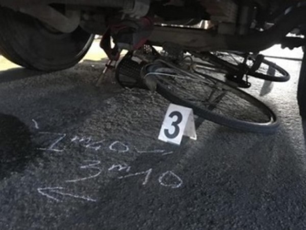 Xe tải tông xe đạp, 2 cha con thương vong