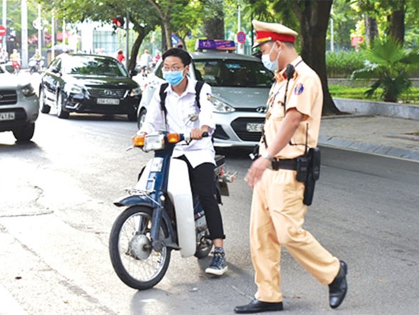 Phụ huynh giao xe máy cho học sinh đến trường: Lợi bất cập hại