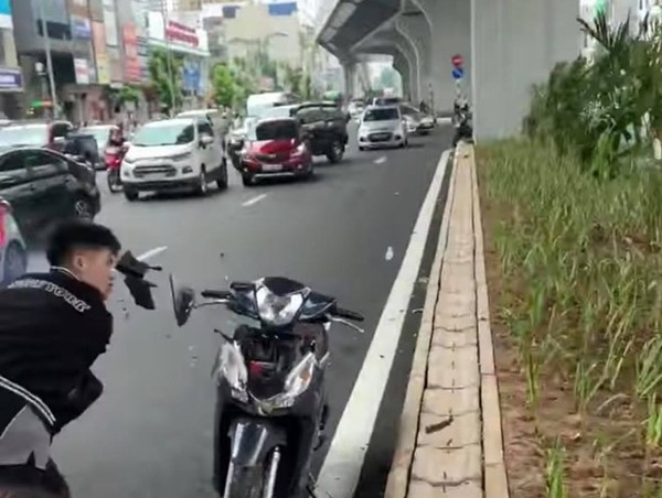 Hà Nội: Tạm giữ hình sự nam thanh niên đập phá xe máy trên đường Trường Chinh