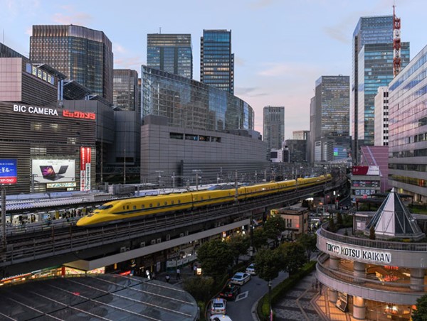 Sống dưới đường sắt trên cao ở Tokyo