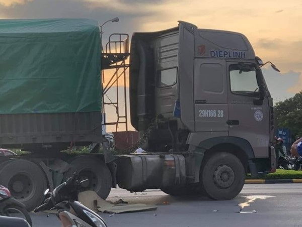 2 cháu bé tử vong sau va chạm với xe đầu kéo