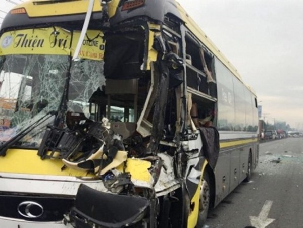 Tai nạn giao thông mới nhất hôm nay 26/9: Xe khách húc bay xe tải, tài xế tử vong trong ca bin