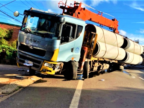 Xe cẩu húc xe bán tải rồi ủi bay 200m dải phân cách