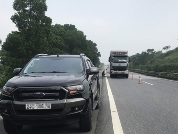 Nhảy từ xe bán tải xuống đường, người đàn ông bị xe đầu kéo cán tử vong