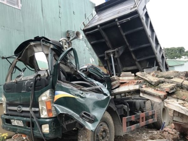 Tai nạn giao thông mới nhất hôm nay 27/9: Tường bê tông đổ trúng đầu xe, tài xế chết thảm trong ca bin