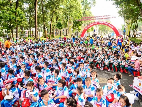 Hơn 1.500 học sinh đi bộ vận động đội mũ bảo hiểm cho trẻ em