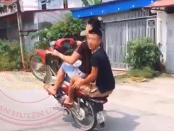 Xử phạt 2 thanh niên bốc đầu xe máy ở Ứng Hòa