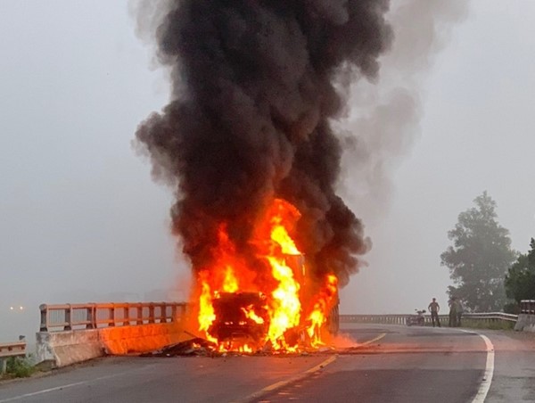 Tin tức tai nạn giao thông mới nhất hôm nay ngày 28/9: Xe container bốc cháy trên Quốc lộ 1