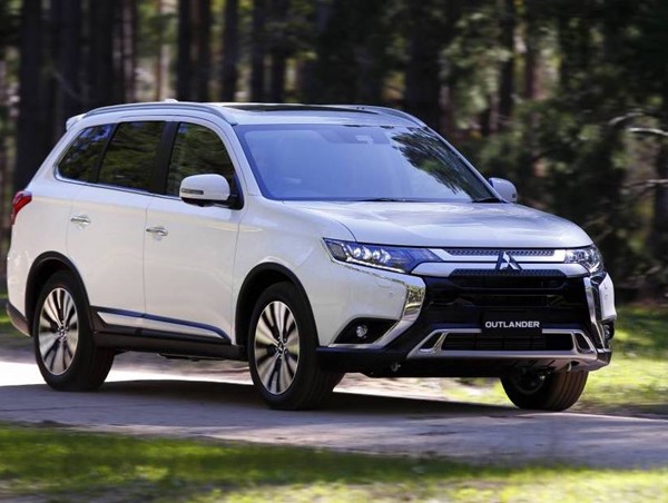 Giá xe ô tô hôm nay 28/9: Mitsubishi Outlander tặng phụ kiện và bảo hiểm vật chất