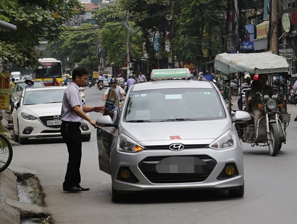 Taxi, xe hợp đồng dưới 9 chỗ: Chưa thể quản chặt