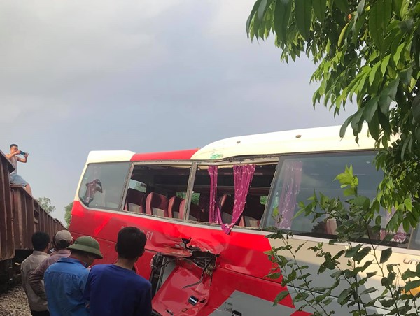 [Video] Tàu hỏa tông xe khách chở học sinh tại Hà Nội