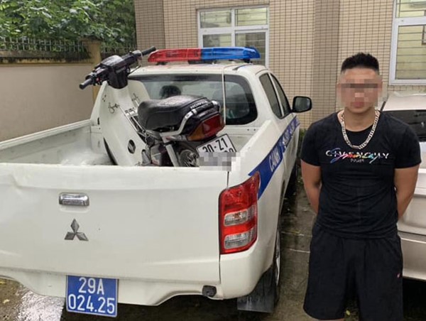 Đông Anh xử phạt thanh niên bốc đầu xe máy rồi khoe trên mạng xã hội