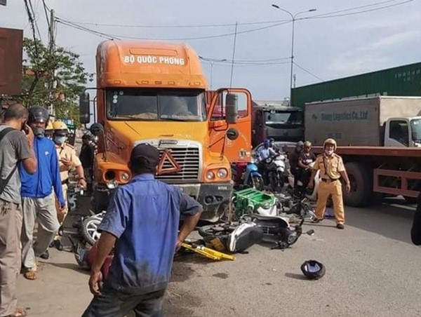 Tin tức tai nạn giao thông mới nhất hôm nay 29/9: Xe đầu kéo tông 7 xe máy