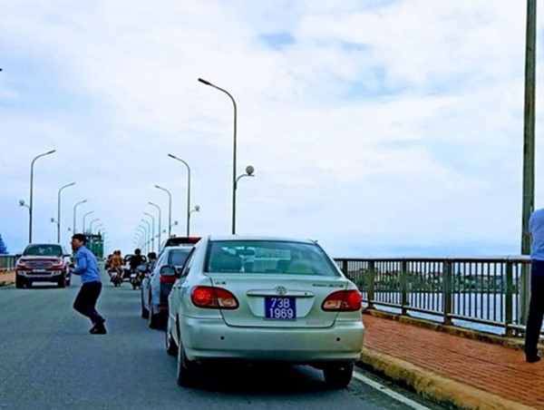 Đoàn xe biển xanh dừng trên cầu Nhật Lệ 1: Thứ trưởng Bộ Xây dựng xin lỗi