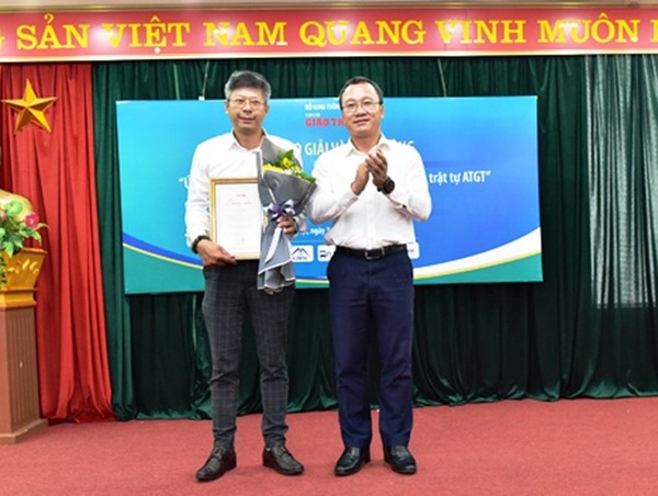 Trao giải Cuộc thi viết “Ứng dụng khoa học công nghệ, ý tưởng trong công tác đảm bảo ATGT”