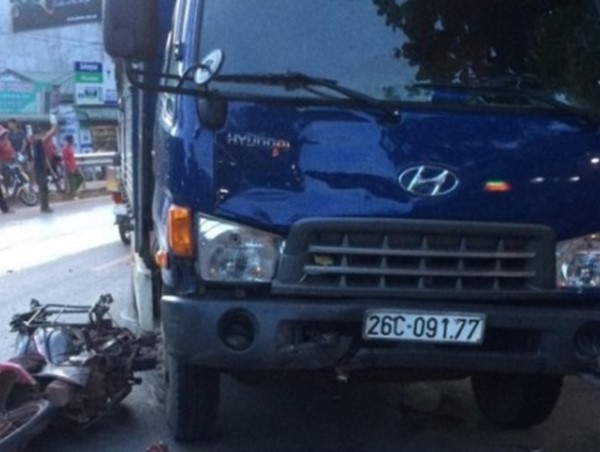 Xe máy va chạm xe tải khiến một người tử vong trên QL6