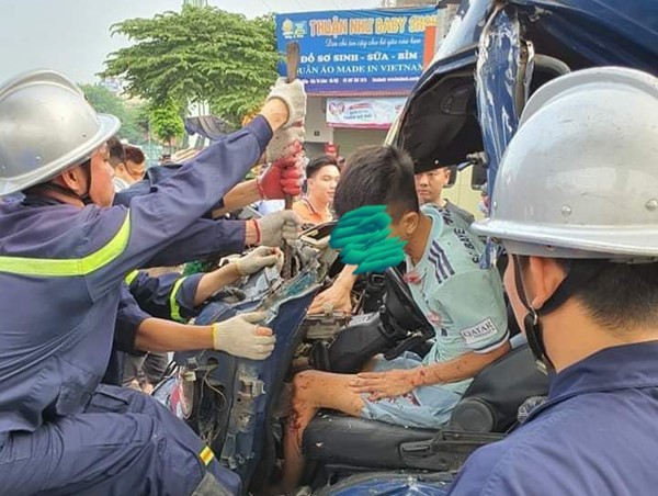 Hà Nội: Cảnh sát cưa ca bin cứu nam tài xế mắc kẹt sau tai nạn