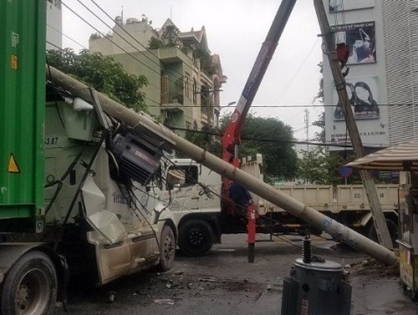 Tai nạn giao thông mới nhất hôm nay 2/10: Xe máy bị cuốn vào gầm ô tô tải, 2 vợ chồng thương vong