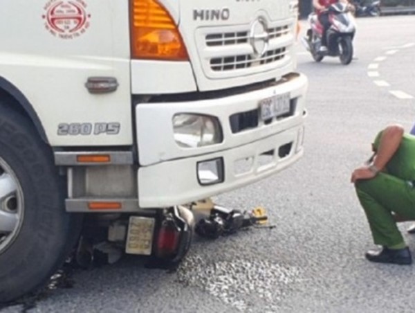 Vợ chồng thương vong sau khi bị cuốn vào gầm xe tải