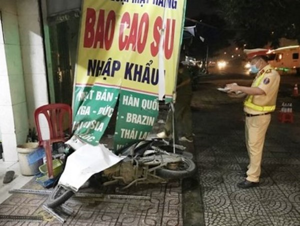 Tai nạn giao thông mới nhất hôm nay 3/10: Xe máy lao vào shop bao cao su, nam thanh niên tử vong tại chỗ