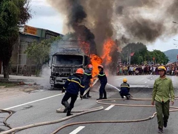 Xe tải cháy rụi trên Quốc lộ 1A