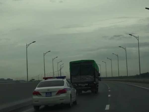 Xử phạt 2 tài xế không nhường đường cho xe ưu tiên trên cao tốc