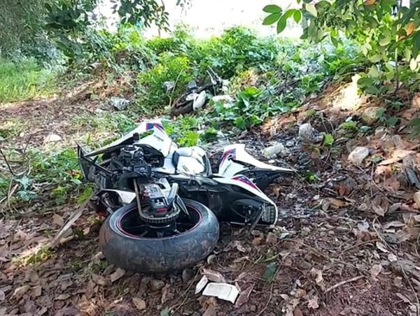 Xe phân khối lớn gãy đôi sau tai nạn, 3 người thương vong