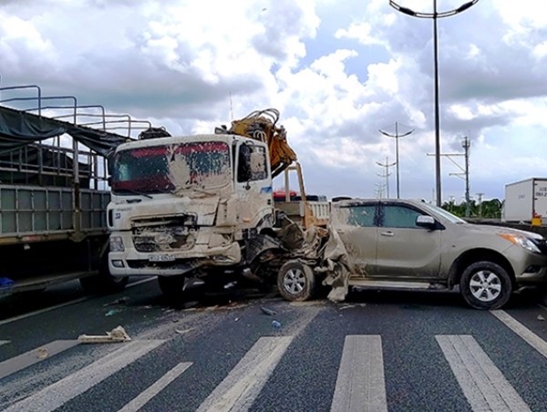 Tai nạn giao thông mới nhất hôm nay 4/10: 2 xe máy va chạm kinh hoàng, người văng xa chục mét