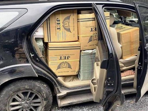 Tóm gọn xe du lịch chở thuốc lá lậu bỏ chạy gây tai nạn