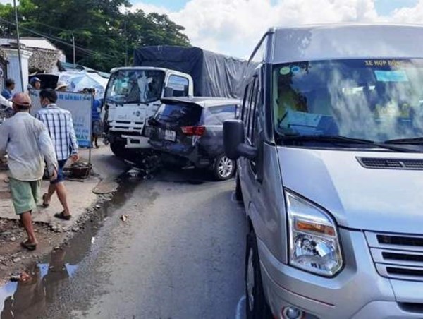 Tai nạn liên hoàn giữa 7 ô tô khiến QL1A tê liệt