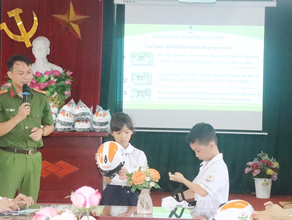 Trao tặng mũ bảo hiểm cho học sinh có hoàn cảnh khó khăn