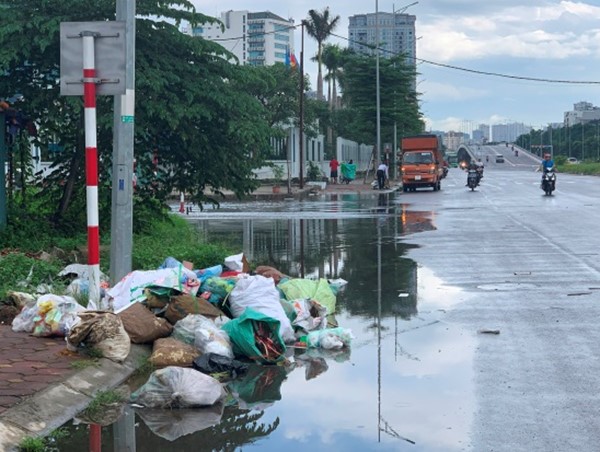 Hà Nội: Rác thải tràn lan tại đường Nguyễn Văn Huyên kéo dài