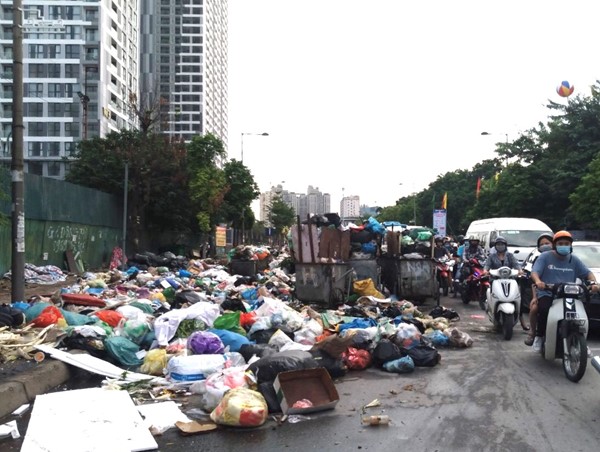 Hà Nội: Điểm tập kết rác cản trở giao thông tại đường Đỗ Đức Dục