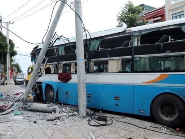 Xe khách giường nằm đâm gãy cột điện