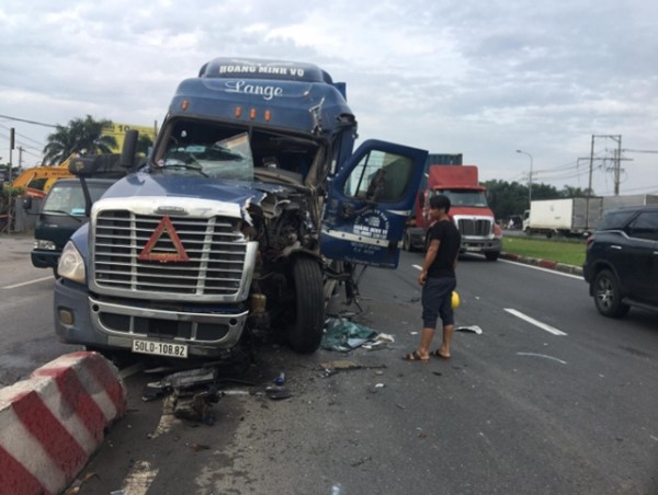 2 xe đầu kéo tông nhau biến dạng, tài xế kẹt cứng trong cabin