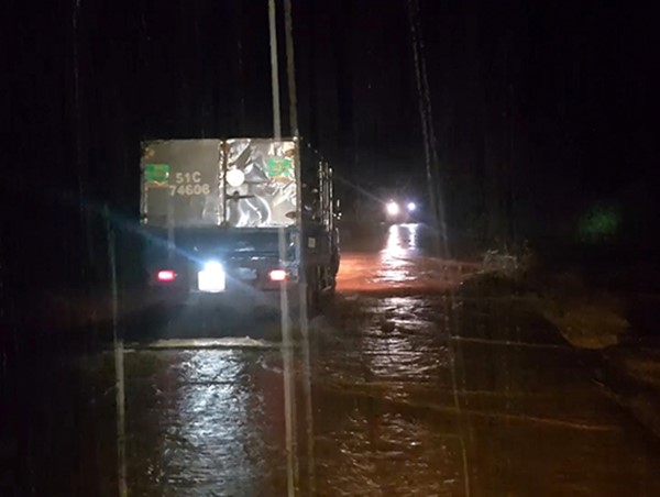 Đi qua đập tràn, 2 cha con bị lũ cuốn trôi trong đêm