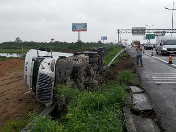 Xe đầu kéo lật nhào trên cao tốc TP Hồ Chí Minh - Trung Lương