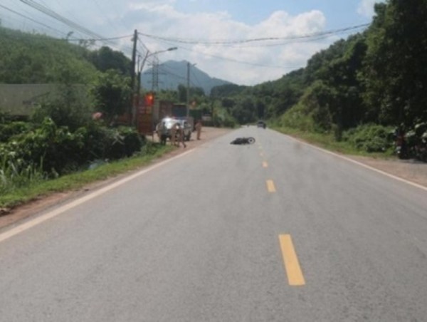 Nữ sinh đi xe máy tông mạnh đuôi xe container gây tai nạn liên hoàn