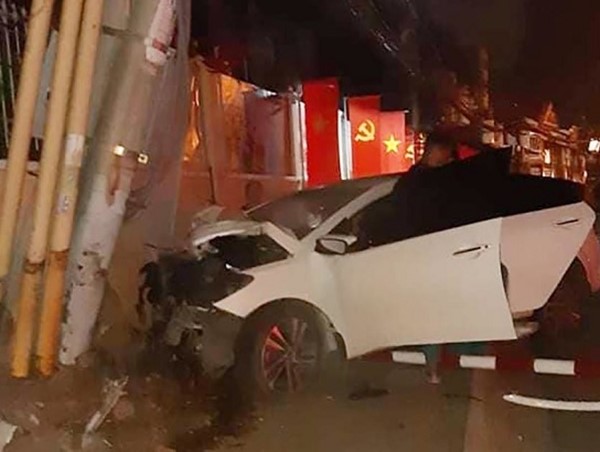 Băng trộm đi ô tô tự gây tai nạn trên đường bị truy đuổi