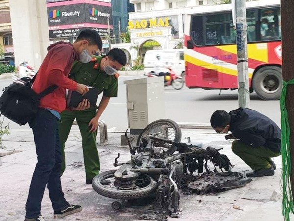 Hà Nội: Làm rõ vụ xe máy cháy trơ khung trên đường Nguyễn Trãi lúc rạng sáng