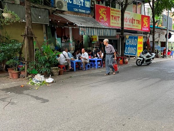 Phố Nguyễn Văn Tuyết: Tràn lan vi phạm trật tự đô thị đẩy người đi bộ xuống lòng đường