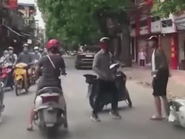 Hai tài xế đánh nhau sau va chạm giao thông