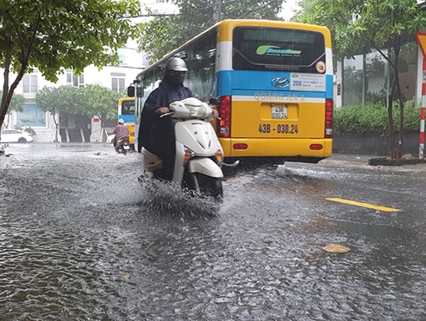 Đà Nẵng: Mưa to gió lớn khiến 3 người mất tích, đường phố ngập nước