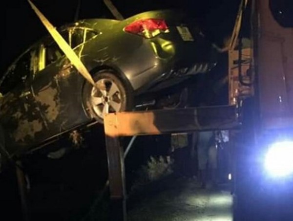 Ô tô 4 chỗ lao xuống hồ, 1 người chết ngạt, 1 người bị thương