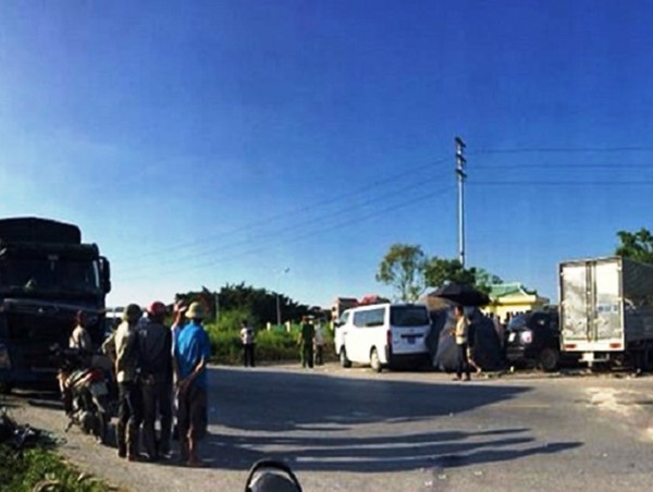 Tai nạn liên hoàn giữa xe con và xe tải, 2 người chết, 3 người bị thương
