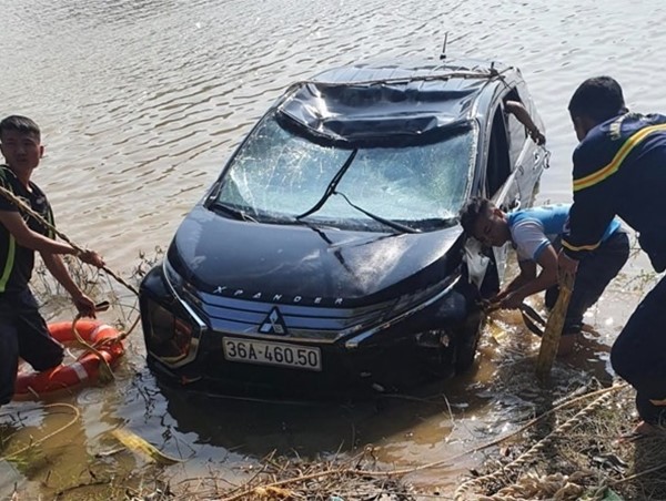 Tai nạn giao thông mới nhất hôm nay 11/10: 3 người tử vong trong ô tô chìm dưới sông Mã