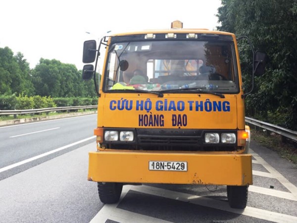 Tạm giữ phương tiện, phạt 17 triệu đồng tài xế xe cứu hộ đi ngược chiều trên cao tốc